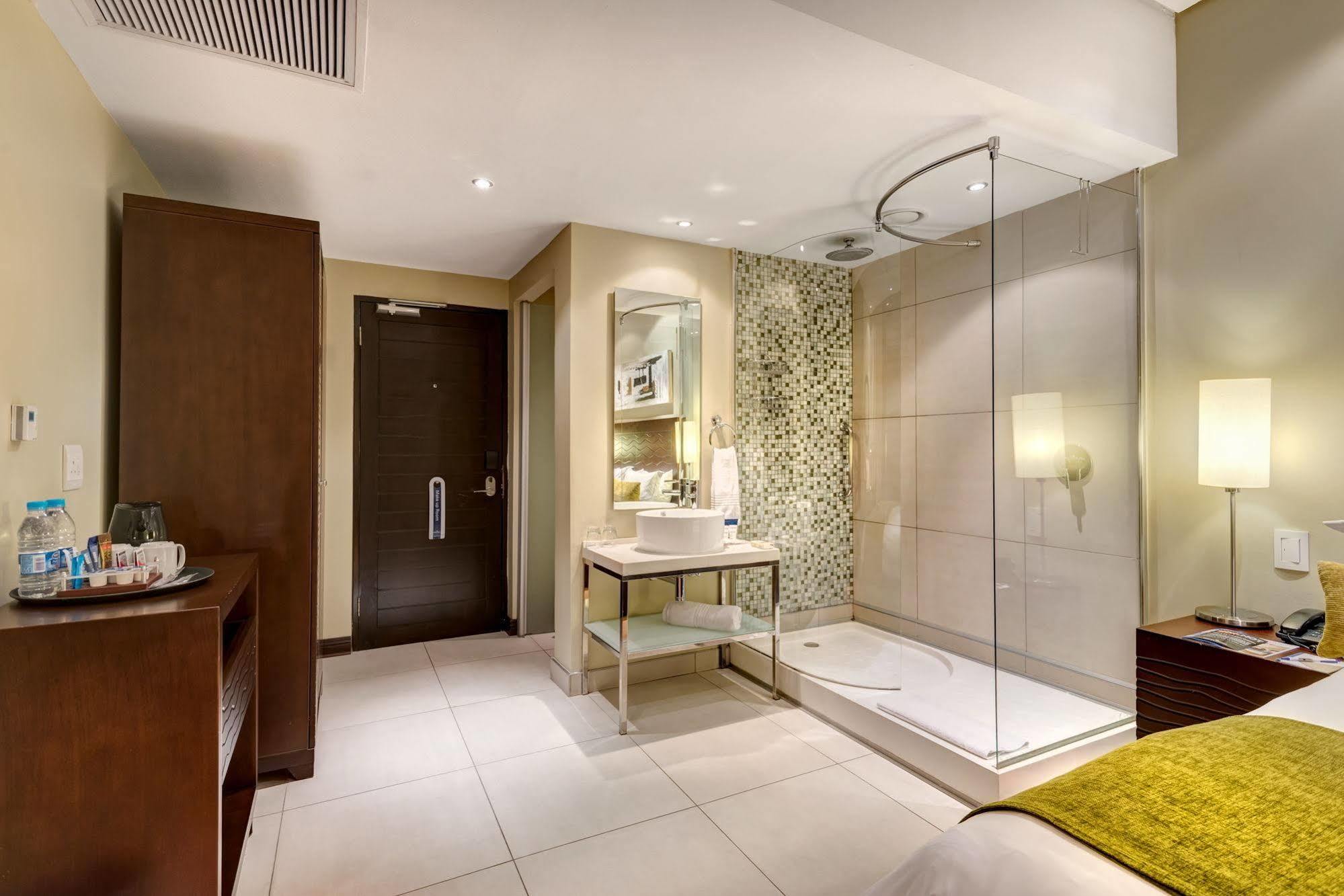 Protea Hotel By Marriott Transit O.R. Tambo Airport كمبتون بارك المظهر الخارجي الصورة